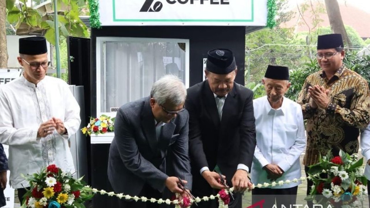 Badan Amil Zakat Nasional (Baznas) berkolaborasi dengan UNS Surakarta meluncurkan Program ZCoffee untuk memberdayakan ekonomi mahasiswa mustahik melalui pelatihan kewirausahaan di bidang kopi.