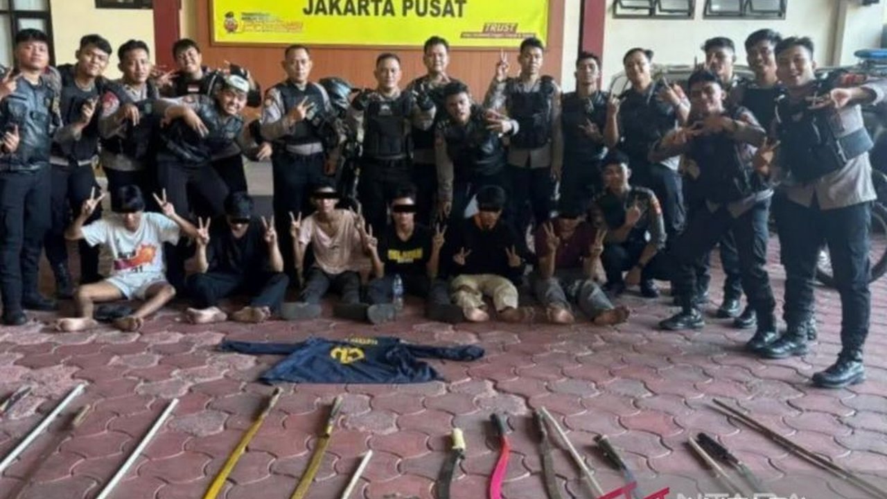 Penemuan lima senjata tajam dan sebuah penggaris kayu di Jalan Kalipasir, Jakpus, saat patroli malam oleh Polres Metro Jakarta Pusat, menimbulkan kekhawatiran akan potensi tawuran.