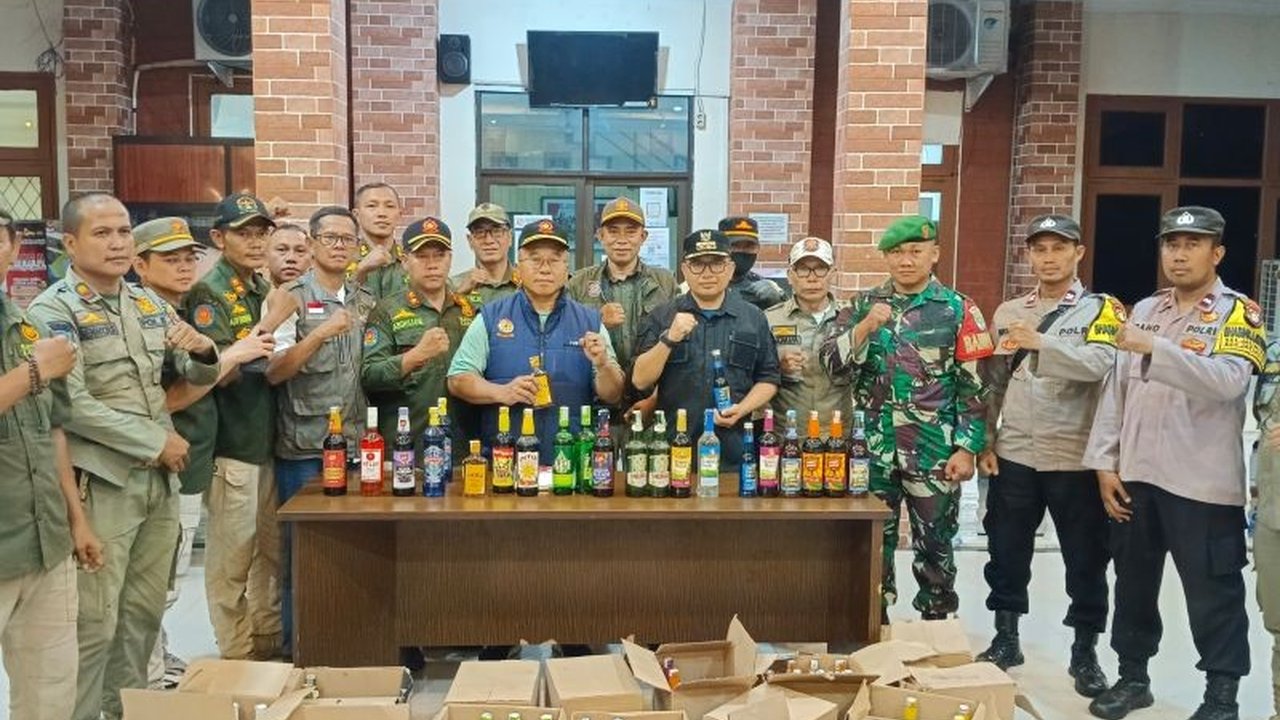 Satpol PP Kota Bekasi mengamankan 173 botol miras berbagai merek dalam operasi yustisi di Kelurahan Jatirasa, merespon laporan masyarakat terkait maraknya peredaran minuman beralkohol ilegal yang menimbulkan keresahan.