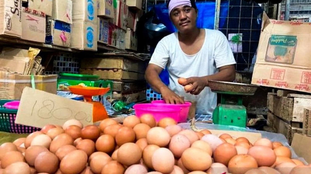 Badan Pangan Nasional (Bapanas) melaporkan penurunan harga telur ayam dan bawang merah di pasaran, serta pergerakan harga komoditas pangan lainnya di tingkat konsumen.
