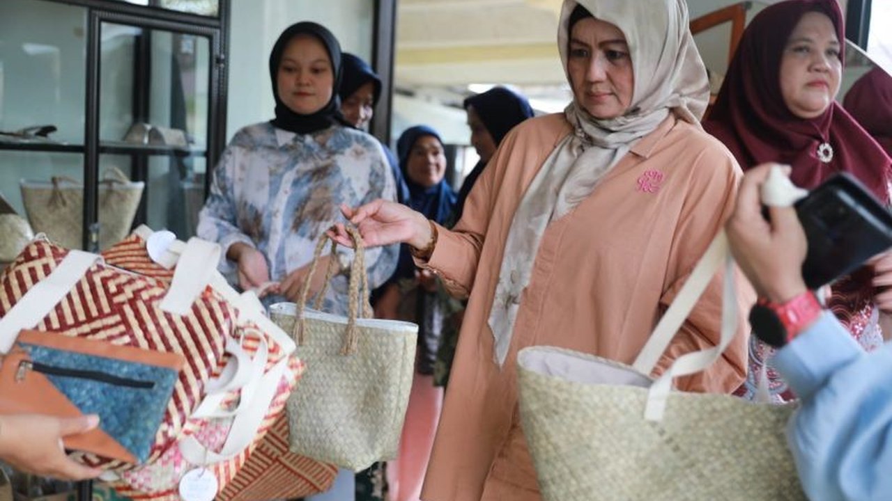 Pemerintah Provinsi Kepulauan Bangka Belitung (Babel) berkomitmen memfasilitasi hilirisasi produk UMKM lokal, khususnya kerajinan berbahan dasar daun lais, guna meningkatkan perekonomian masyarakat.