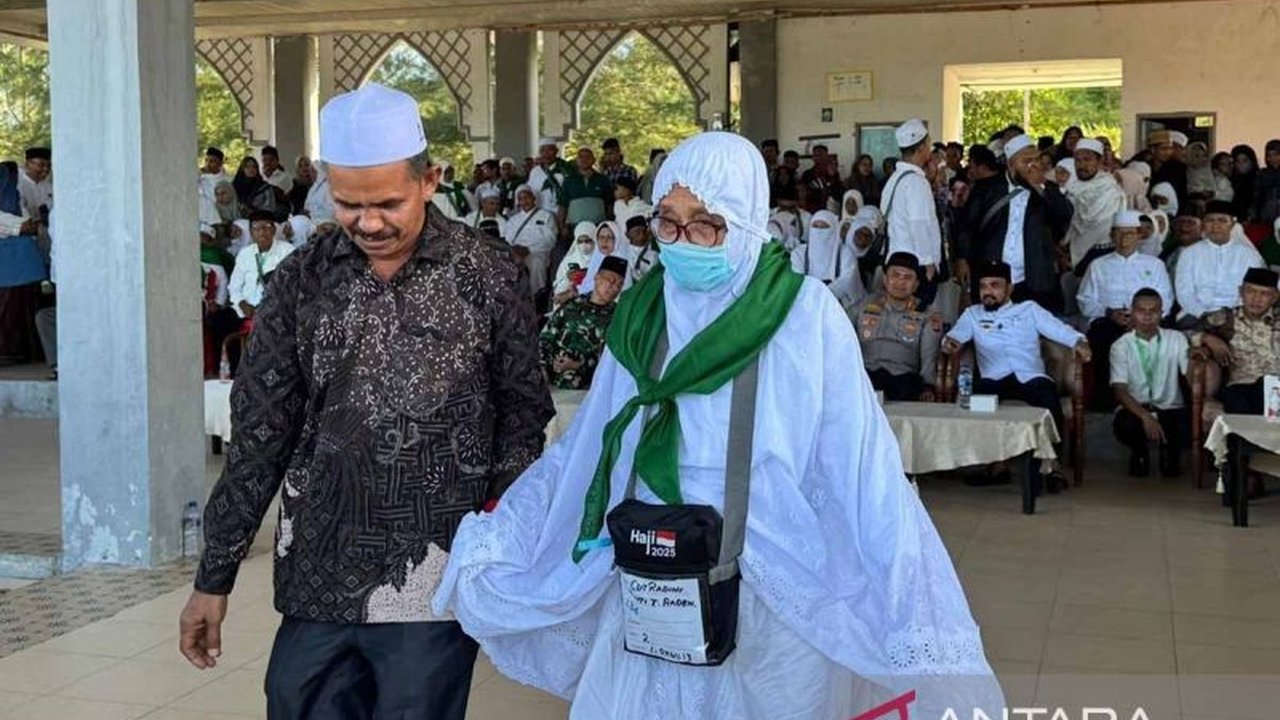 Sebanyak 18 calon haji Aceh Timur menggunakan kursi roda dan 42 lainnya lansia, berangkat ke Arab Saudi dalam Kloter 2-BTJ dengan menggunakan minibus untuk efisiensi anggaran.