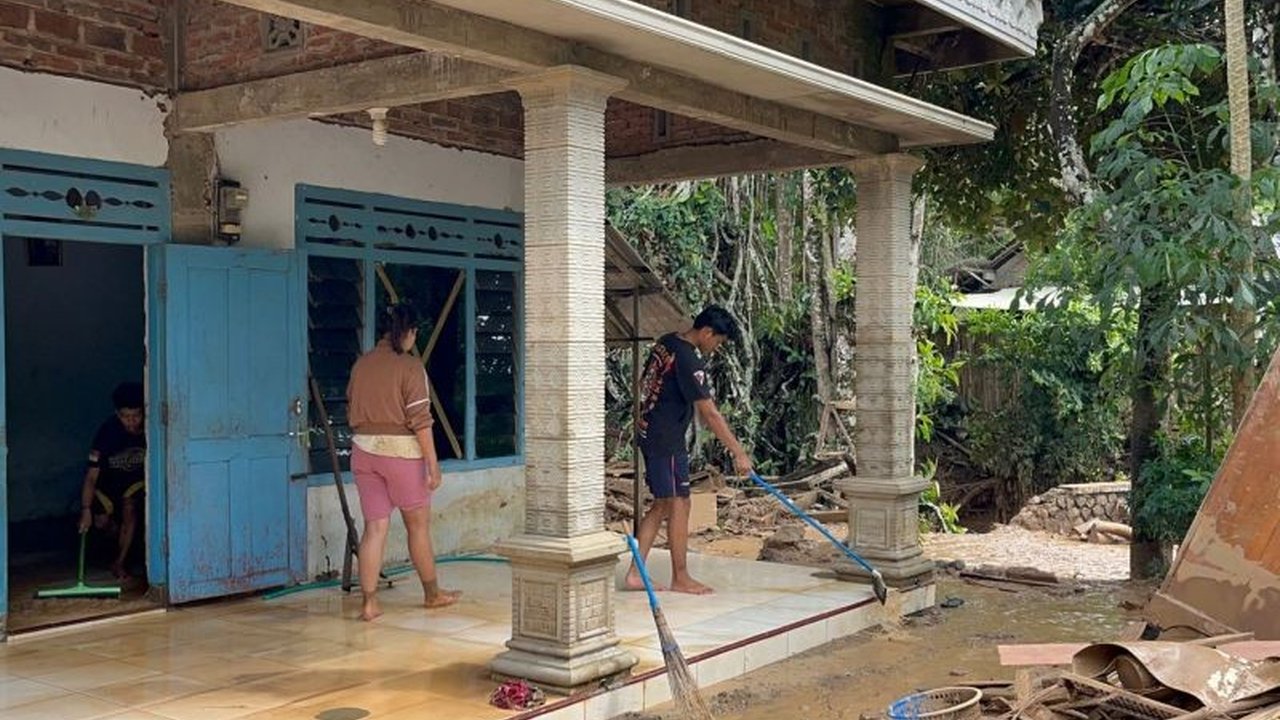 BPBD Kabupaten Kediri masih melakukan pencarian lansia bernama Ibu Tekat yang hanyut terbawa arus sungai usai hujan deras di Kecamatan Mojo, disertai belasan kambing miliknya yang ikut hilang.