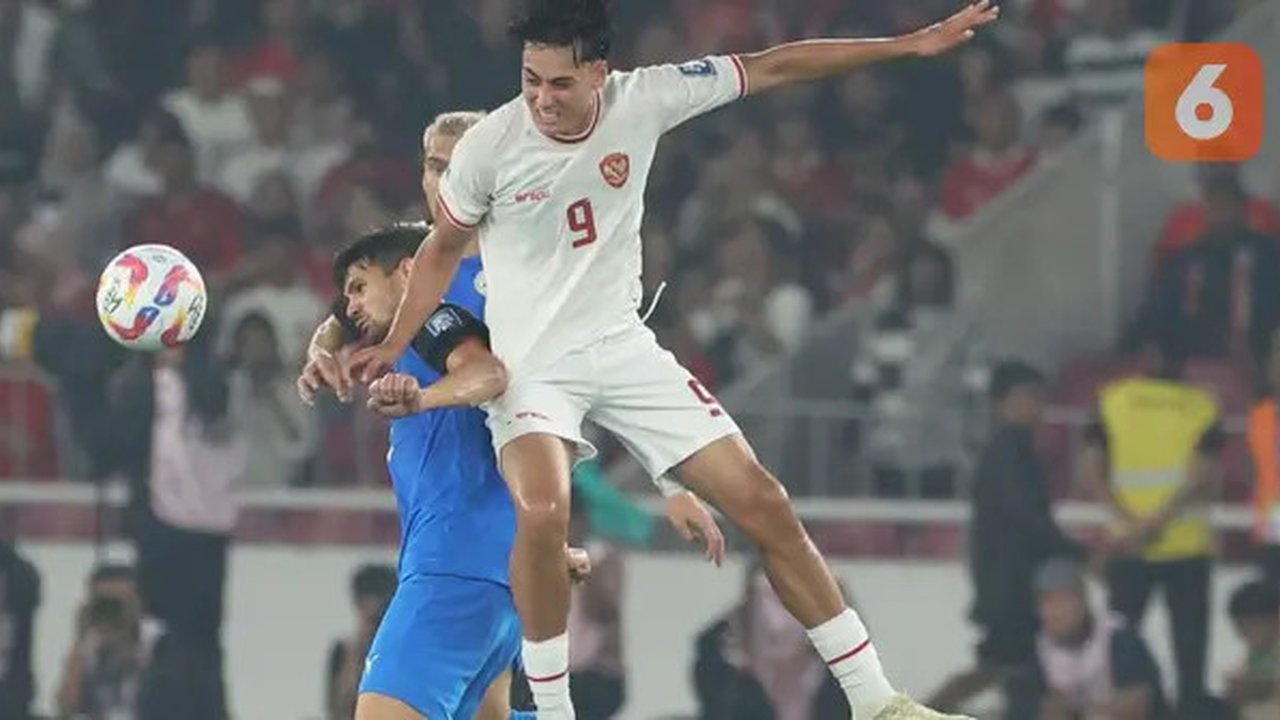 Pemain Timnas Indonesia, Rafael Struick (kanan) berduel udara dengan seorang pemain Filipina pada laga terakhir Grup F putaran kedua kualifikasi Piala Dunia 2026 Zona Asia di Stadion Utama
