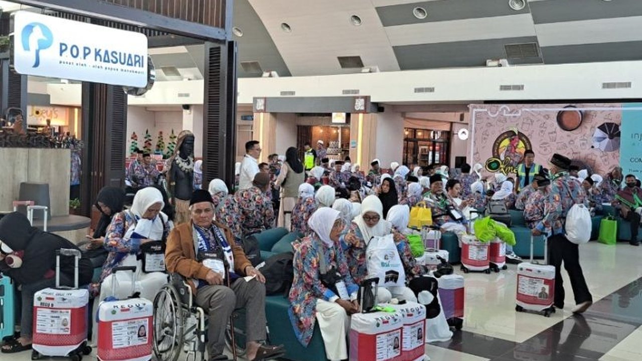 Bandara Sentani, Papua, telah memfasilitasi keberangkatan 106 calon haji dari Kota Jayapura menuju Mekah melalui Makassar, dengan berbagai persiapan layanan untuk musim haji 2025.