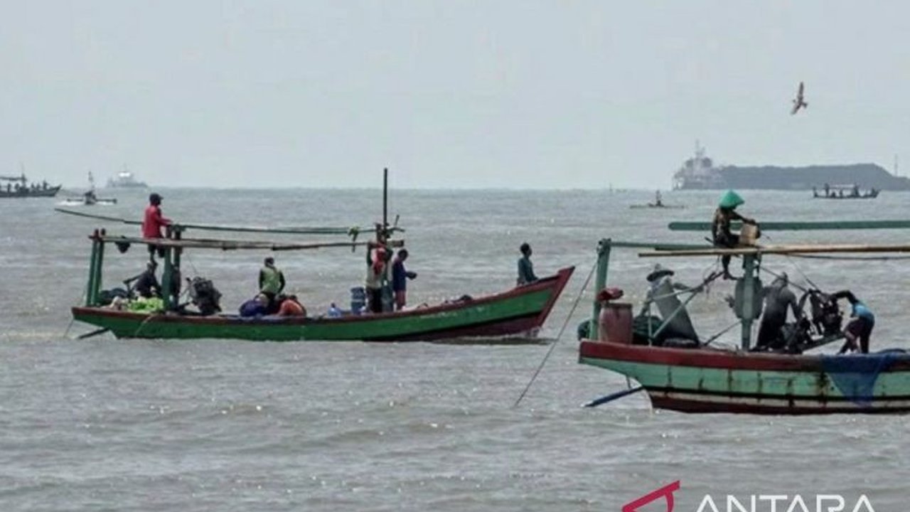 Rendahnya produktivitas perikanan tangkap di Karawang disebabkan penggunaan alat tangkap tradisional dan kapal kecil oleh nelayan, kendati potensi perairan cukup tinggi.