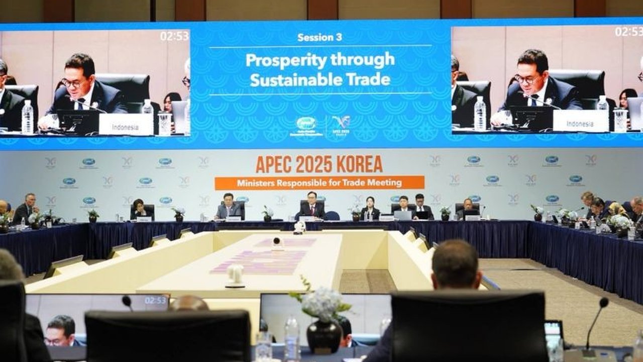 Menteri Perdagangan RI Budi Santoso menegaskan komitmen Indonesia terhadap perdagangan berkelanjutan dan berkeadilan di Pertemuan APEC MRT 2025 di Korea Selatan, mendorong kolaborasi global untuk mengatasi tantangan ekonomi global.