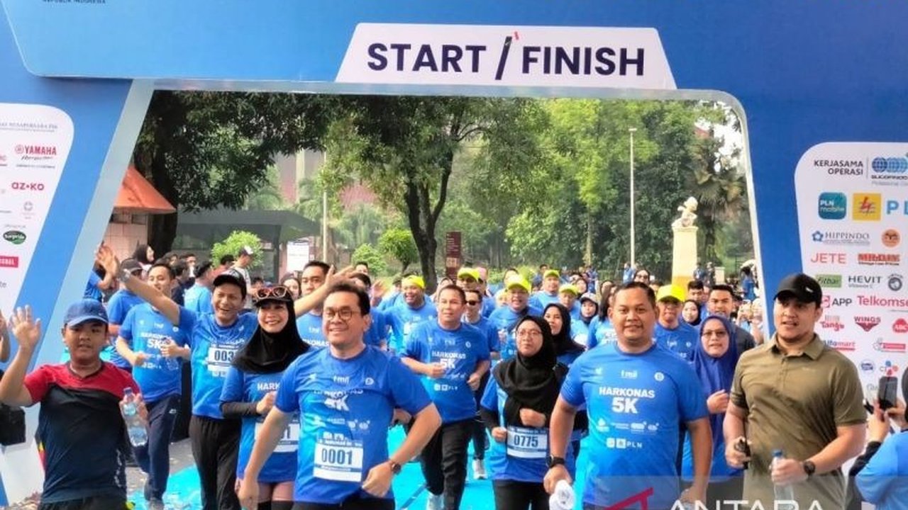 Menteri Perdagangan Budi Santoso menekankan peran penting konsumen dalam meningkatkan daya saing produk dalam negeri melalui kecerdasan, sikap kritis, dan keberanian dalam memilih serta menyampaikan keluhan.