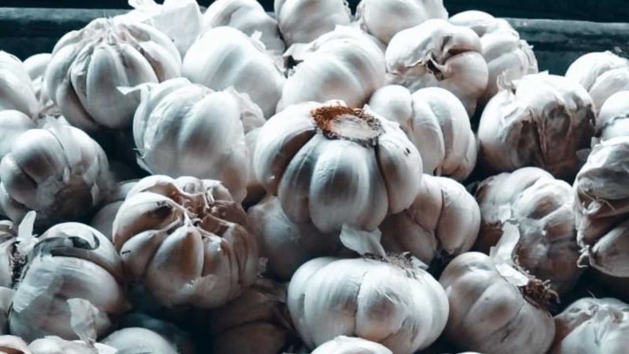 Pemerintah Kabupaten Biak Numfor memastikan ketersediaan bahan pokok menjelang Idul Adha aman dan harga tetap stabil, pengawasan ketat dilakukan untuk mencegah inflasi.