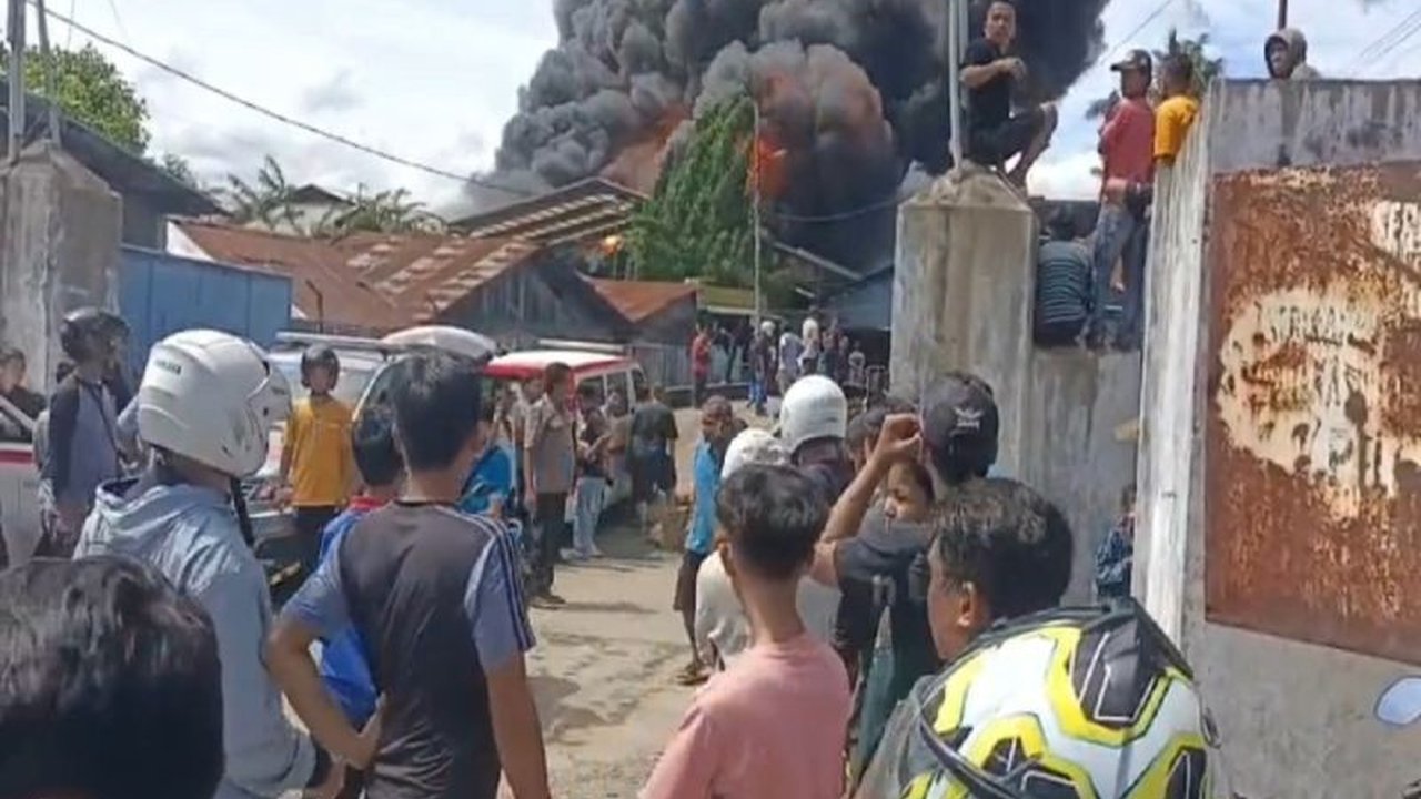 Kebakaran hebat melanda pabrik karet di Lubuk Begalung, Padang, Minggu siang; polisi dan TNI sterilkan lokasi untuk memudahkan pemadaman dan evakuasi warga.
