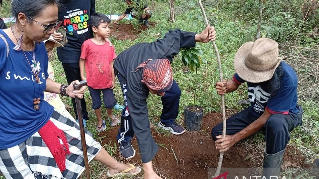 Budayawan dan pegiat lingkungan di Banyumas menyerukan penyelamatan Gunung Slamet dari kerusakan akibat alih fungsi lahan, ditandai dengan penanaman pohon dan kampanye penetapan sebagai taman nasional.