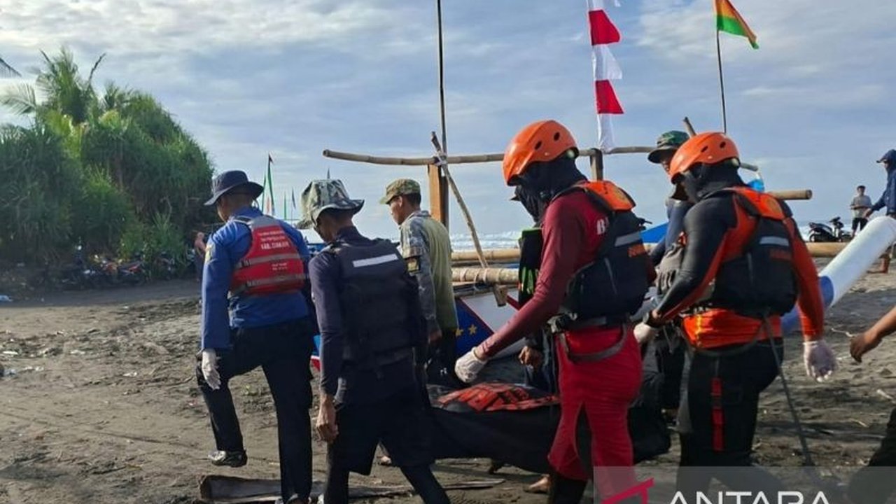 Petugas gabungan menemukan jasad Diki (20), nelayan yang hilang tenggelam di Pantai Cikakap, Cianjur, setelah pencarian selama tiga hari.