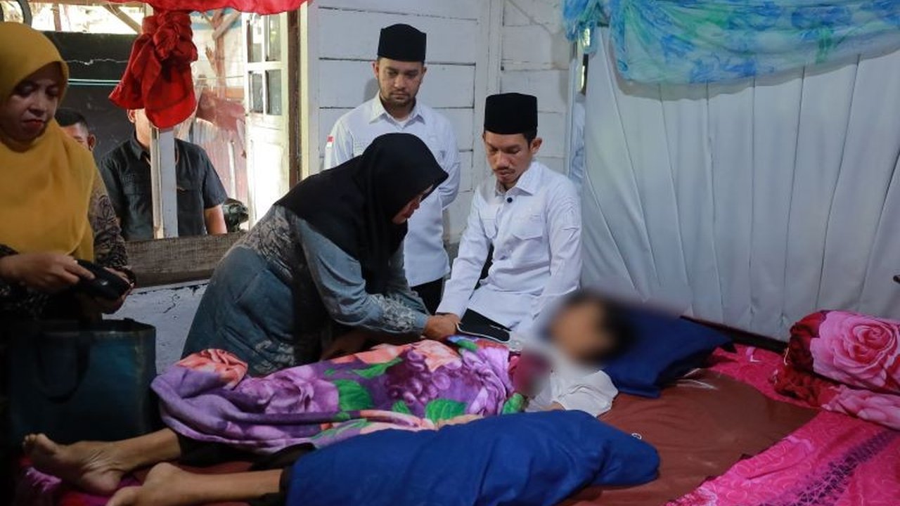 Pemerintah Kabupaten Aceh Barat menunjukkan komitmennya dalam meningkatkan pelayanan kesehatan dengan merujuk warga sakit menahun ke RSUD dan memberikan pelatihan kerja bagi keluarganya.