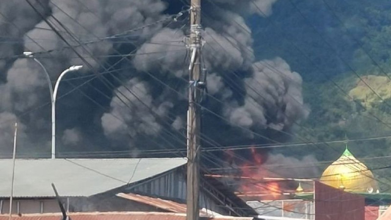 Kebakaran hebat melanda pabrik karet PT Teluk Luas di Padang, Sumatera Barat, Minggu siang, membuat tim Damkar Kota Padang bekerja keras memadamkan api yang disertai ledakan.
