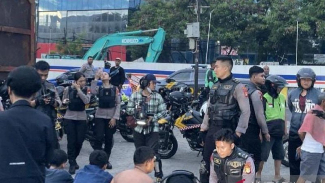Sepuluh pelaku tawuran yang membawa senjata tajam dan bom molotov berhasil ditangkap polisi di Jakarta Utara saat patroli dini hari, Minggu.