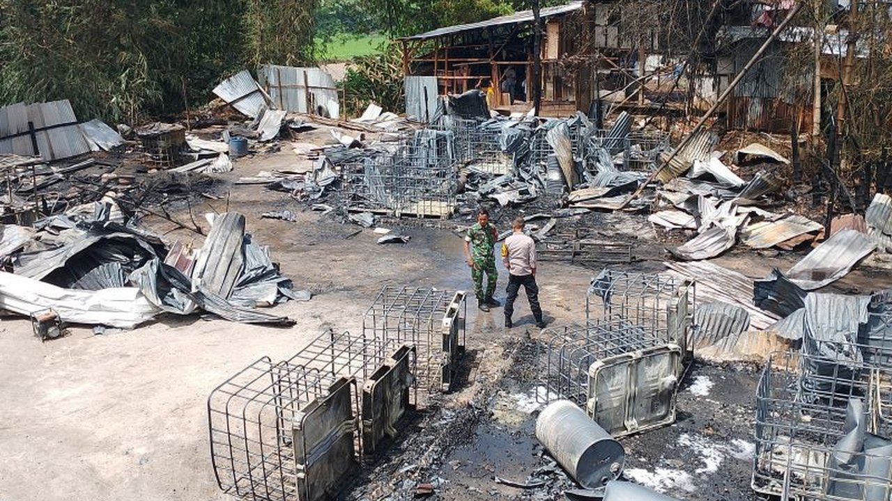 Kebakaran hebat melanda gudang penimbunan BBM ilegal di Bukittinggi, Sumatera Barat, menimbulkan kepanikan warga sekitar dan menjadi sorotan pihak berwajib.