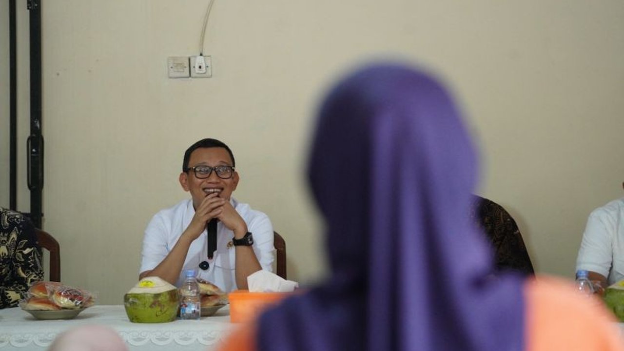 Menteri Karding mengunjungi konveksi milik purna migran di Cirebon dan mendorong pemanfaatan teknologi digital untuk memajukan UMKM, bahkan ikut serta dalam live jualan.