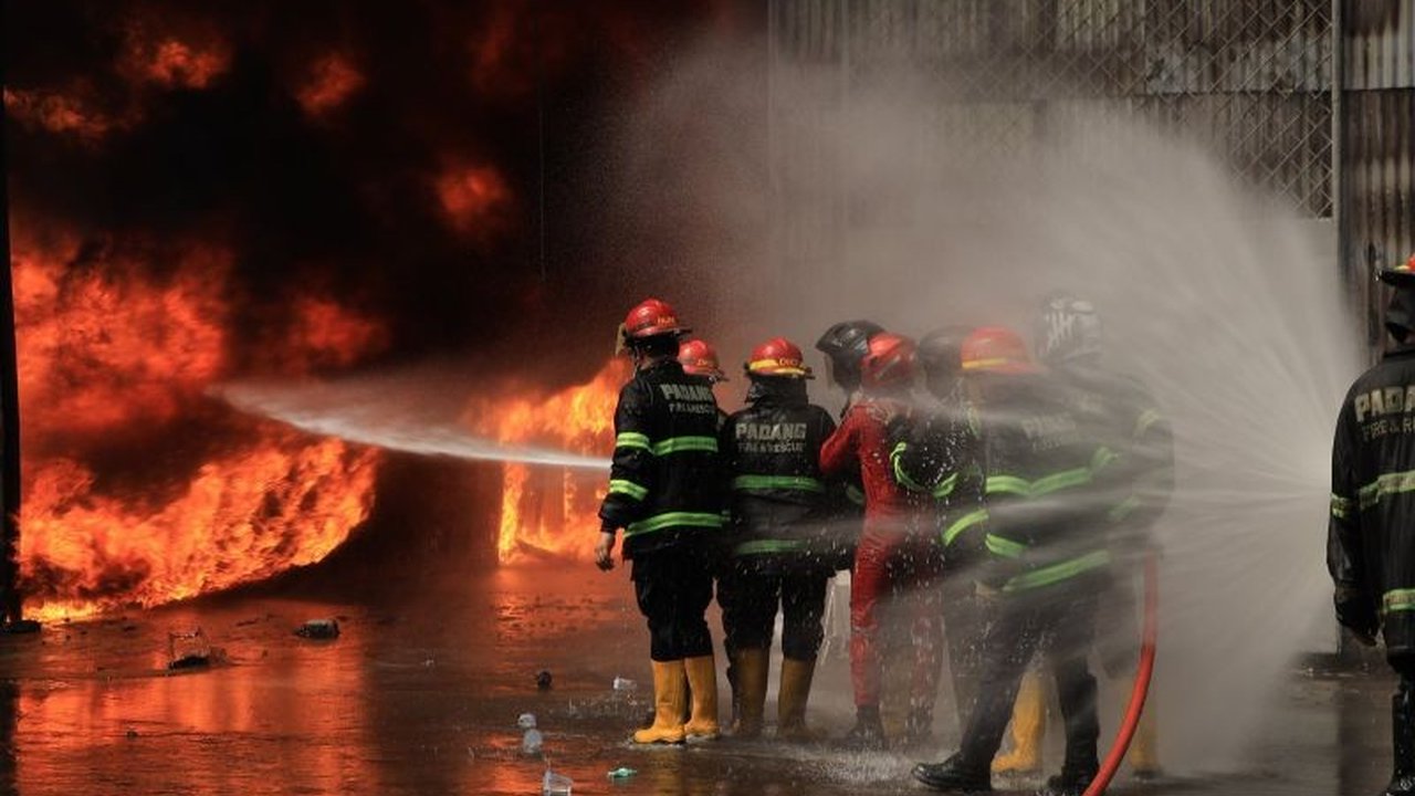 Kebakaran hebat melanda pabrik karet PT Teluk Luas di Lubuk Begalung, Padang, Minggu siang; Damkar Kota Padang mengerahkan seluruh personel dan bantuan dari daerah lain untuk memadamkan api serta mengevakuasi warga sekitar.