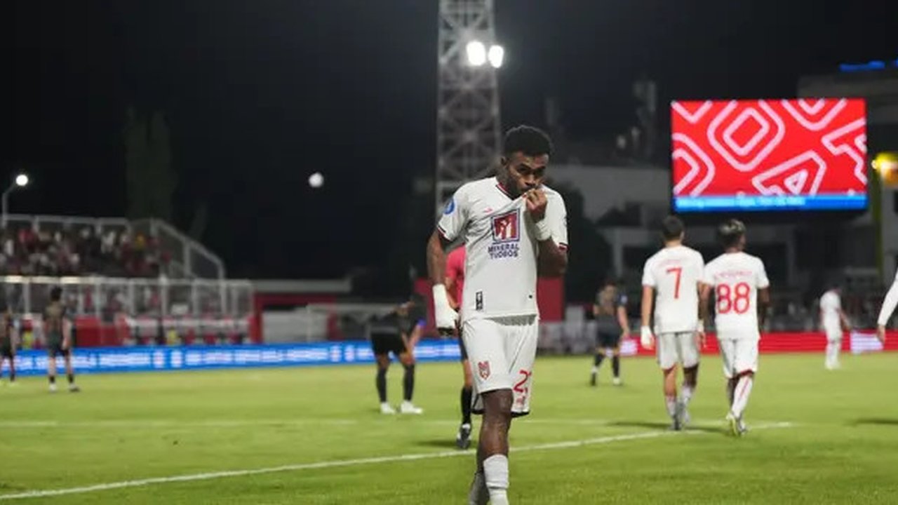 Yakob Sayuri mencetak hat-trick untuk Malut United saat menghadapi PSIS Semarang dalam laga pekan ke-33 BRI Liga 1 2024/2025 di Stadion Gelora Kie Raha, Ternate, Jumat (16/5/2025). (Dok. Malu