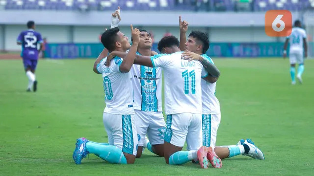 Para pemain PSBS Biak merayakan gol yang dicetak oleh Alexandro Santos ke gawang Persita Tangerang pada laga BRI Liga 1 di Stadion Indomilk Arena, Sabtu (3/5/2025) petang WIB. (Bola.com/M Iqb
