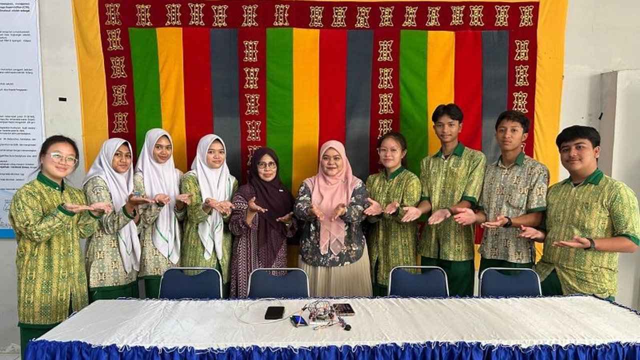 Siswa SMAN 3 Banda Aceh menciptakan Pneuma, sistem monitoring polusi udara terintegrasi smartphone, dan akan mempresentasikannya di World Young Inventors Exhibition (WYIE) di Malaysia.