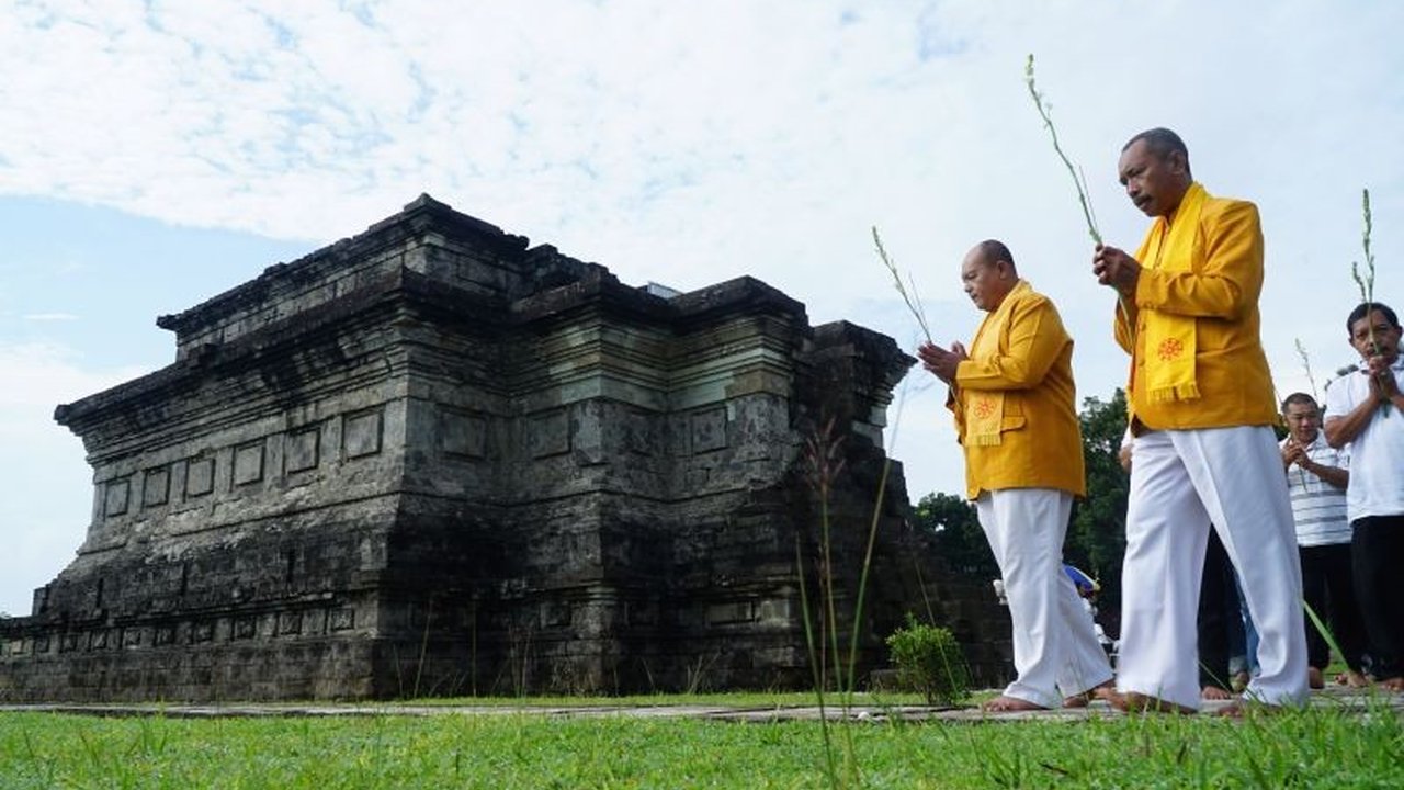 Ratusan umat Buddha di Tulungagung menggelar ritual Atthami Puja di Candi Gayatri, memperingati kremasi Sang Buddha dan menghormati sejarah Candi sebagai situs suci peninggalan Majapahit.