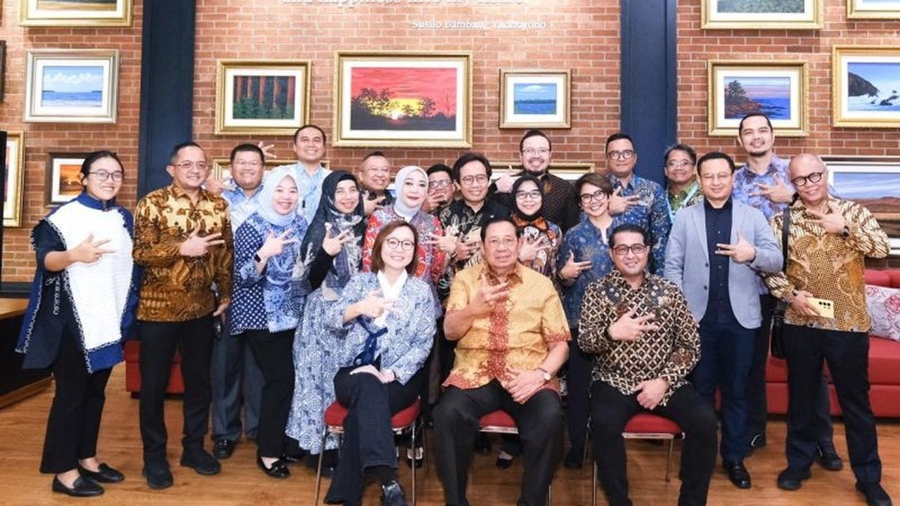 Presiden ke-6 RI, Susilo Bambang Yudhoyono, menerima kunjungan Kemenekraf di Cikeas, membahas potensi ekonomi kreatif dan pameran karya seni terbaru.