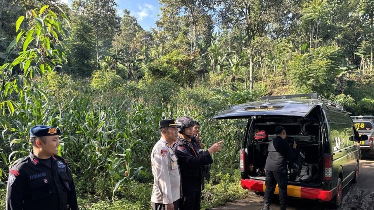 Tim Jihandak Brimob Polda Jabar berhasil mengevakuasi dan memusnahkan mortir peninggalan zaman perang yang ditemukan warga di Garut, Jawa Barat, tanpa menimbulkan korban jiwa.