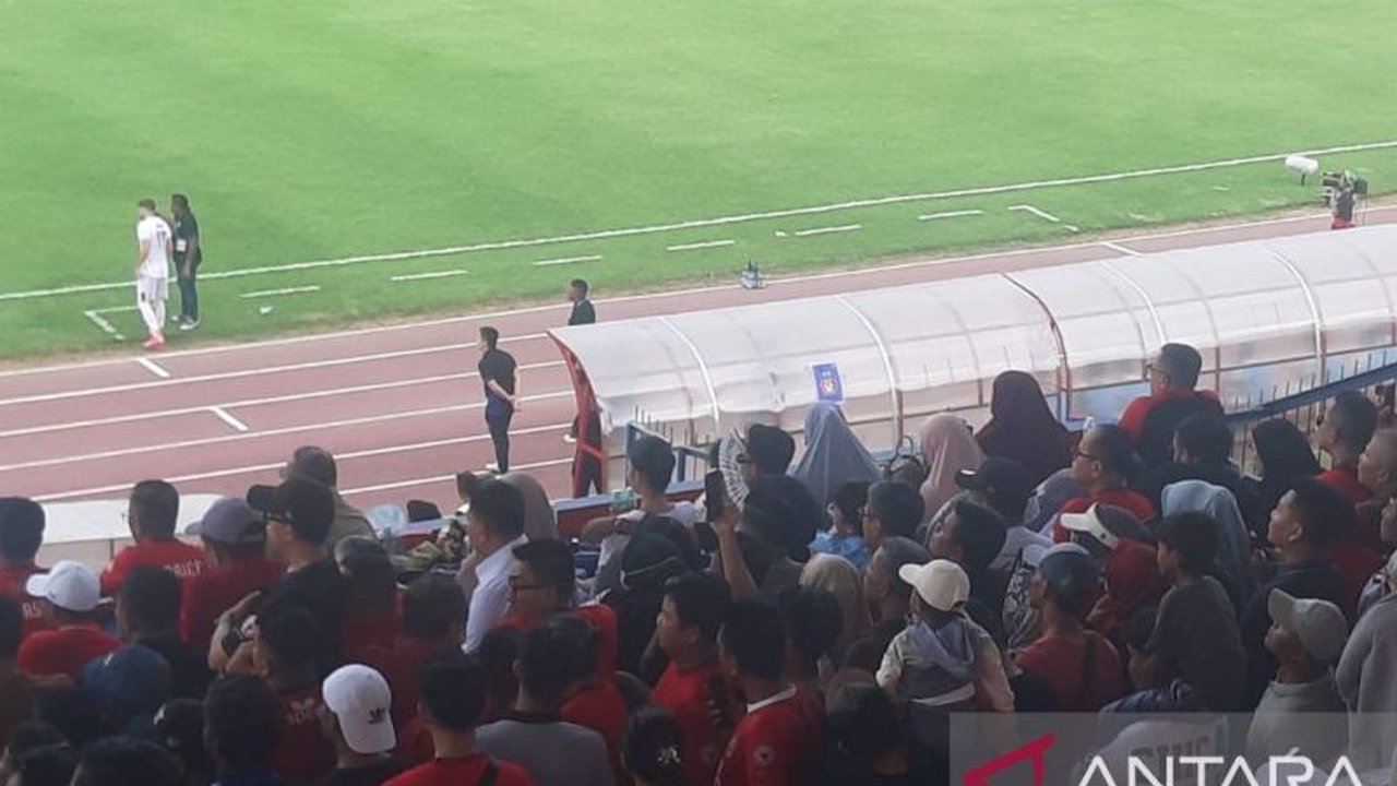 Pratama Arhan, pemain Timnas Indonesia, menyaksikan pertandingan Semen Padang melawan Persik Kediri di Stadion Haji Agus Salim, Padang, memberikan dukungan untuk tim yang diperkuat kakaknya, Dimas Roni, demi menghindari degradasi.