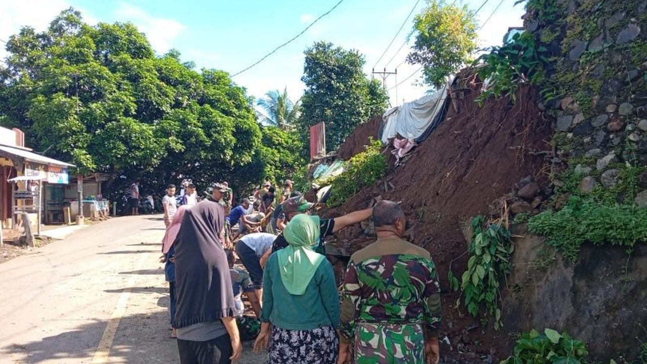 TNI/Polri bersama warga Ternate bahu-membahu membersihkan material longsor yang menutup akses jalan setelah robohnya pagar dan talud rumah warga, menunjukkan sinergi positif dalam penanggulangan bencana.