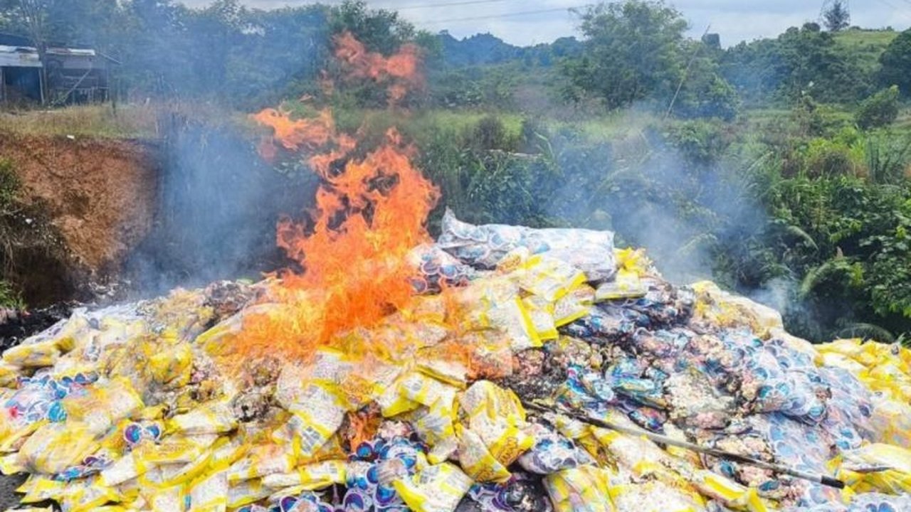 Lebih dari 10.000 permen merek Car Mallow, Flower Mallow, dan Mini Marshmallow dimusnahkan di Samarinda karena mengandung gelatin babi dan label halal yang menyesatkan.