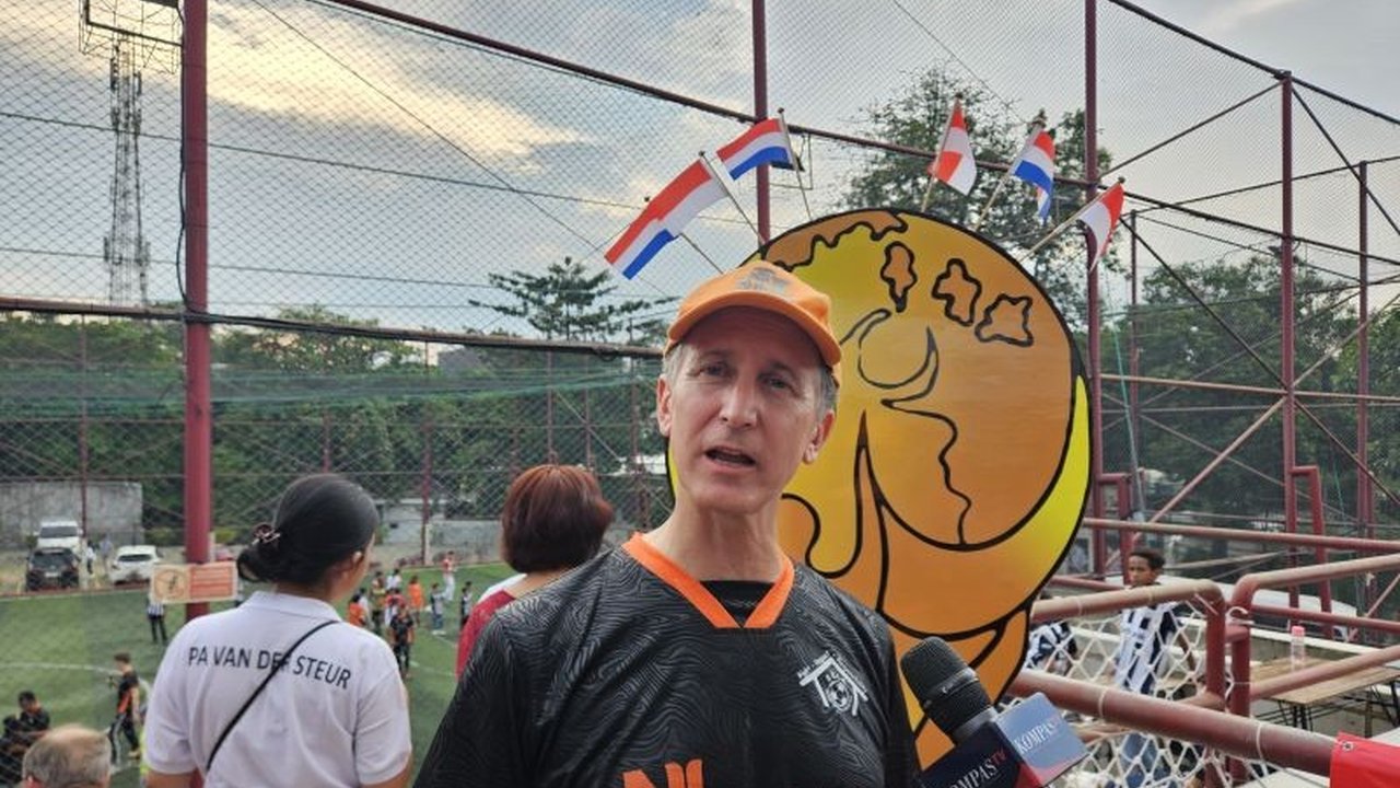 Turnamen sepak bola Piala Oranje di Jakarta mempertemukan remaja dari lingkungan kurang mampu, menjadi simbol persahabatan dan kerja sama Indonesia-Belanda serta menekankan kesetaraan gender.