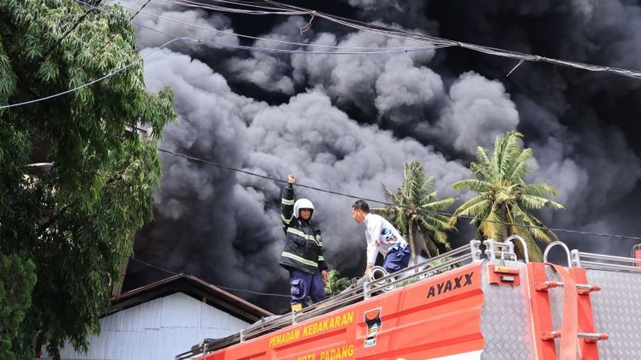 Kebakaran hebat melanda pabrik karet PT Teluk Luas di Padang, Minggu siang, dan sejumlah mobil damkar dari berbagai daerah di Sumatera Barat bahu-membahu memadamkan api.