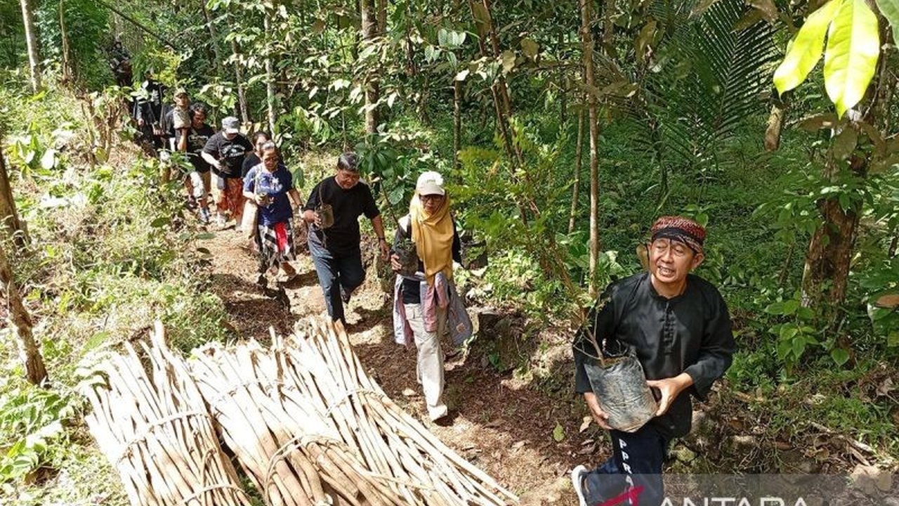 Budayawan Banyumas merawat kelestarian Gunung Slamet melalui penanaman pohon dan ritual adat, serta mengkampanyekan status taman nasional untuk mencegah kerusakan lingkungan.