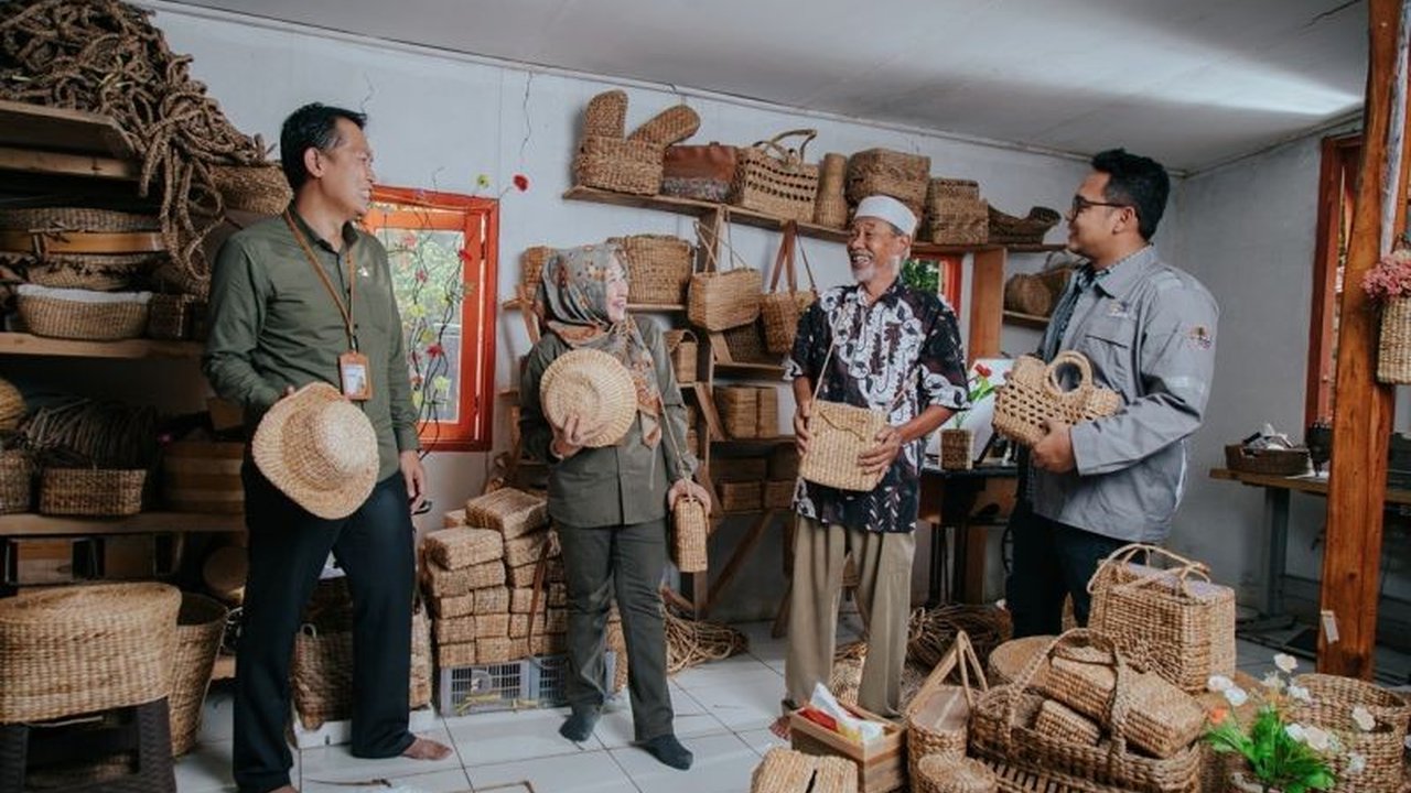 PLN Nusantara Power UP Cirata berkolaborasi dalam Program Lentera Hijau, mengolah eceng gondok menjadi sumber ekonomi baru bagi masyarakat sekitar Waduk Cirata dan mendukung lingkungan.