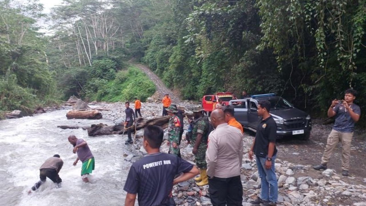Banjir bandang dan tanah longsor di Distrik Catubouw, Pegunungan Arfak, Papua Barat, telah menyebabkan 19 warga hilang, dan 35 personel polisi dikerahkan untuk membantu pencarian.