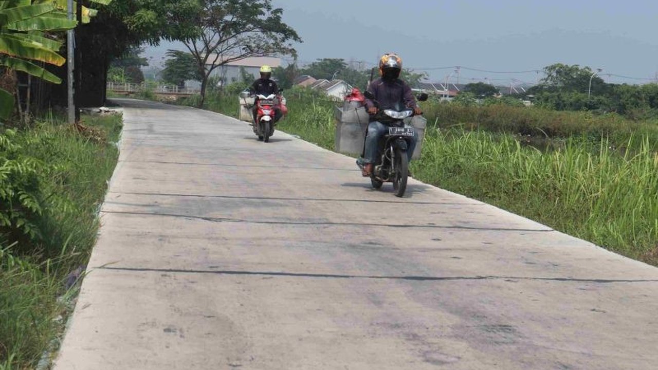Pemkab Bekasi fokus bangun infrastruktur di wilayah perbatasan, khususnya di Kecamatan Serang Baru, meliputi perbaikan jalan, drainase, dan akses air bersih untuk menunjang mobilitas dan ekonomi masyarakat.