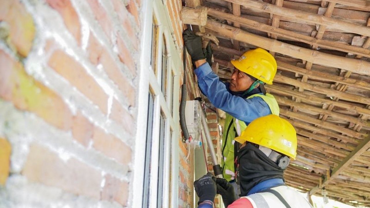 PT PLN UID Jawa Timur menyalurkan listrik gratis kepada 654 warga prasejahtera melalui program Light Up The Dream (LUTD), sebagai wujud kepedulian terhadap pemerataan akses energi.