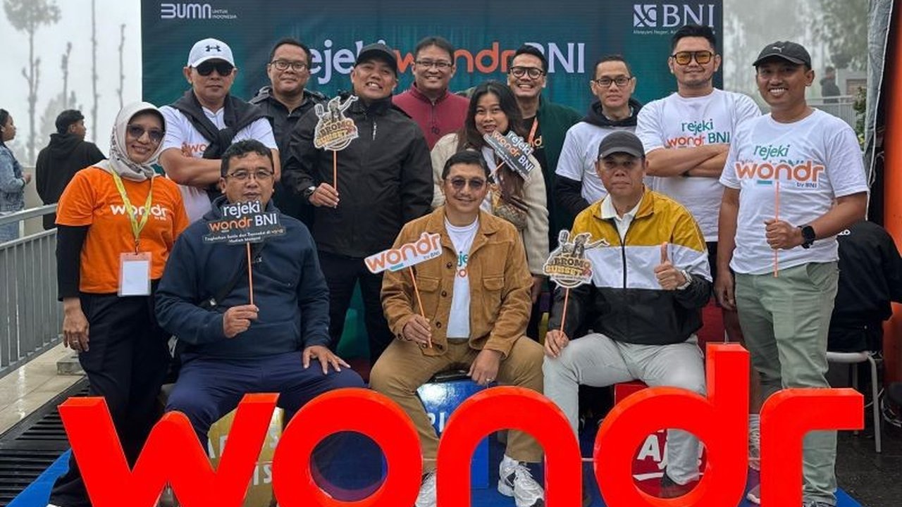 BNI Malang hadir di Bromo Sunset Music and Culture 2025, menawarkan promo menarik dan undian berhadiah mobil hingga elektronik untuk menjaring nasabah baru dan meningkatkan transaksi digital.
