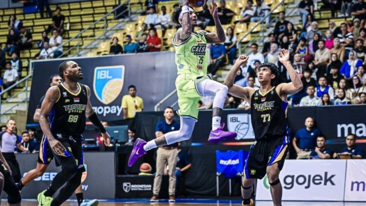 Pacific Caesar Surabaya sukses memutus rekor kekalahan beruntun atas Prawira Bandung di IBL 2025 dengan skor akhir 90-78, sekaligus menjadi kemenangan ketiga beruntun bagi Pacific Caesar.