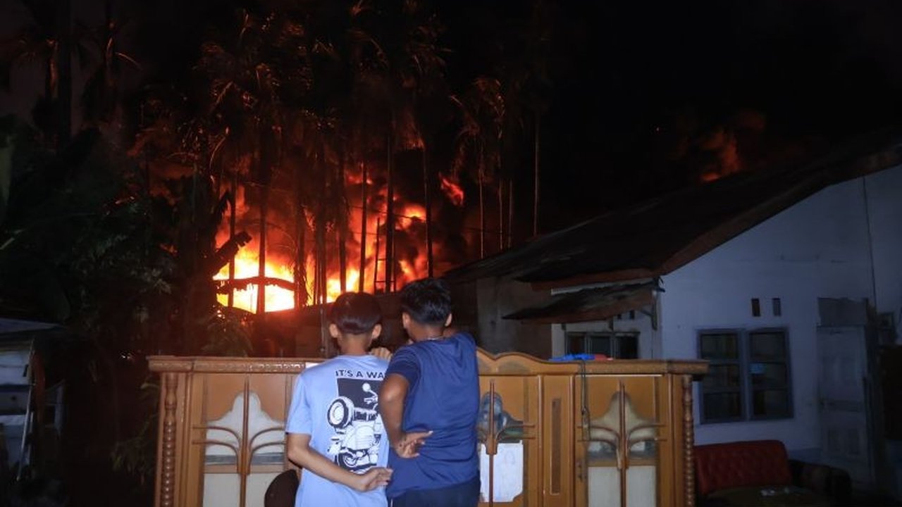 Kebakaran hebat melanda pabrik karet PT Teluk Luas di Padang selama lebih dari tujuh jam, petugas gabungan berupaya keras memadamkan api tanpa korban jiwa, namun penyebab kebakaran masih diselidiki.