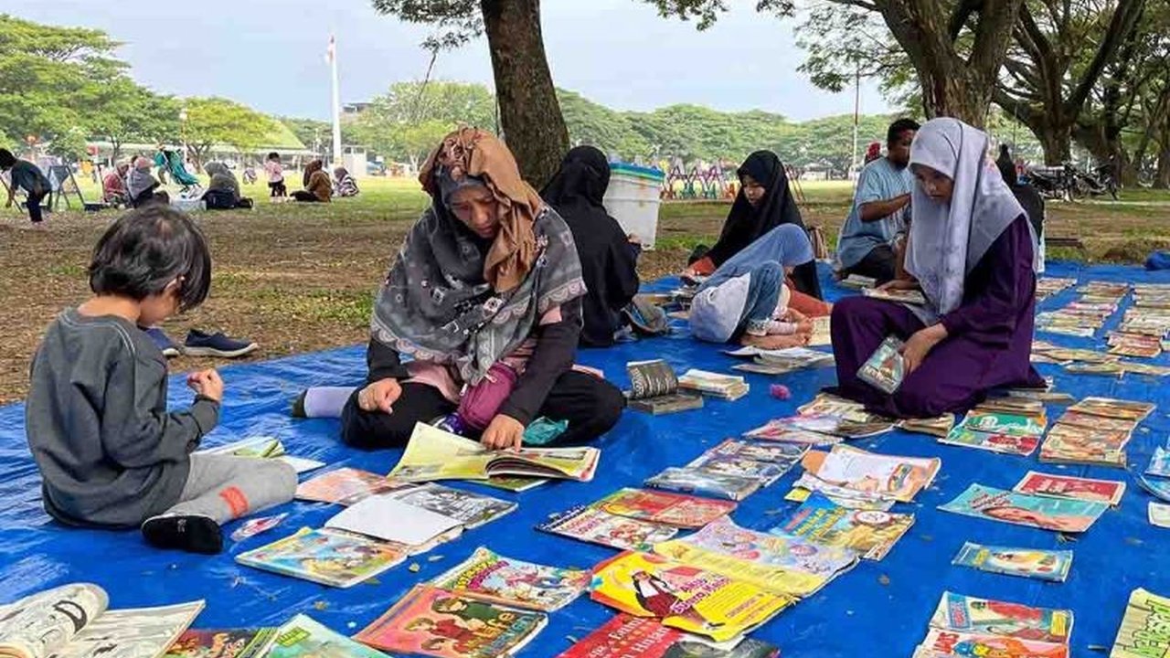 Dalam rangka Hari Buku Nasional dan memperingati 11 tahun pengabdiannya, Taman Bacaan Masyarakat Ruman Aceh membagikan 120 buku gratis di Lapangan Blang Padang, Banda Aceh, untuk meningkatkan minat baca masyarakat.