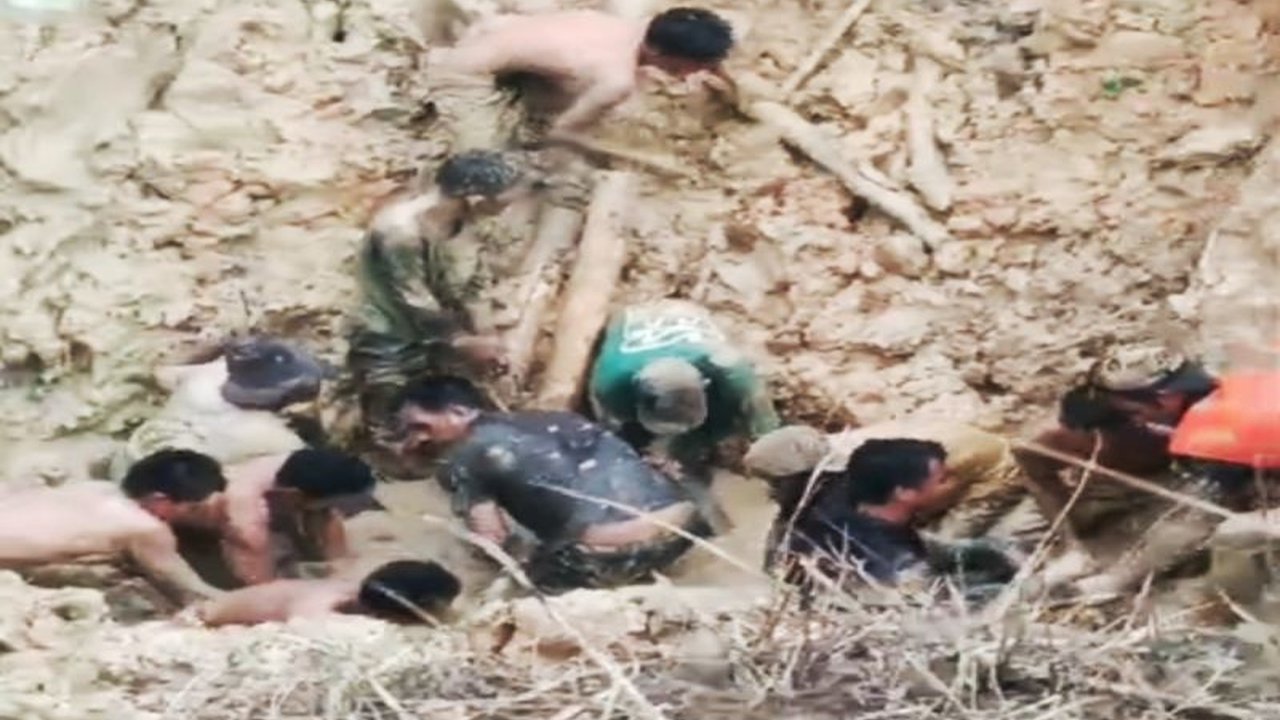 Ahmad Humaidi (45), seorang pendulang intan, tewas tertimbun longsor di Banjarbaru, Kalimantan Selatan, Minggu sore.  BPBD Banjarbaru dan relawan berhasil mengevakuasi korban setelah beberapa jam pencarian.