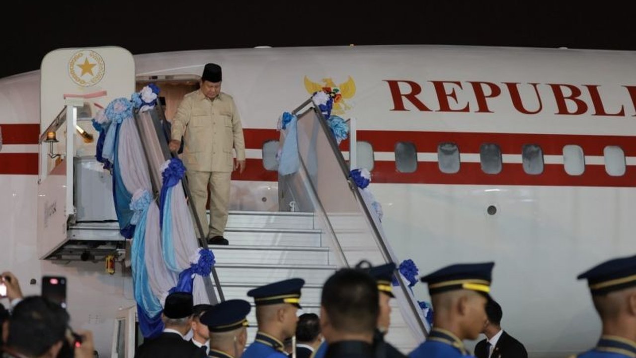 Presiden Prabowo Subianto melakukan kunjungan resmi ke Thailand untuk memperkuat hubungan bilateral kedua negara di berbagai bidang strategis, termasuk pertemuan dengan Raja Thailand dan Perdana Menteri.