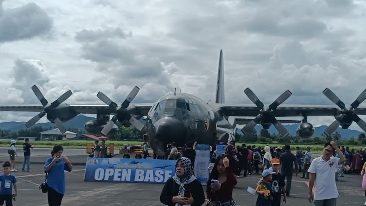 Ribuan warga padati Open Base Lanud Sam Ratulangi Manado, menyaksikan pesawat tempur F-16, Hercules, dan helikopter TNI AU, sekaligus menumbuhkan kecintaan pada NKRI.