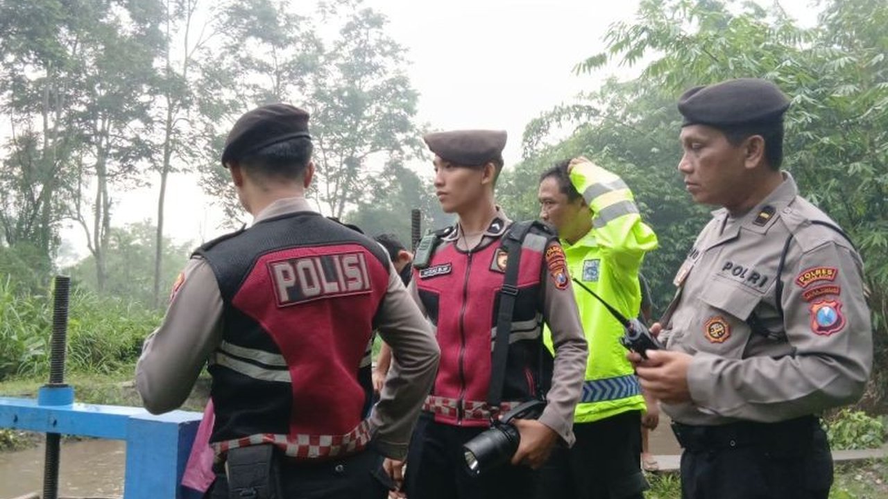 Pencarian balita satu tahun sepuluh bulan yang hanyut di saluran air Blitar setelah hujan deras masih terus dilakukan oleh pihak kepolisian dan warga sekitar.