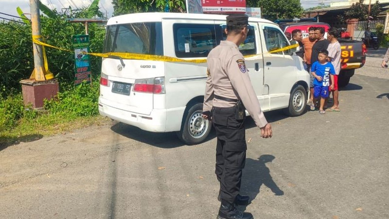Polisi Purbalingga menyelidiki kematian seorang warga negara Korea Selatan (WNA) berusia 46 tahun yang ditemukan meninggal di dalam mobil di Kalimanah; penyebab kematian masih dalam penyelidikan.