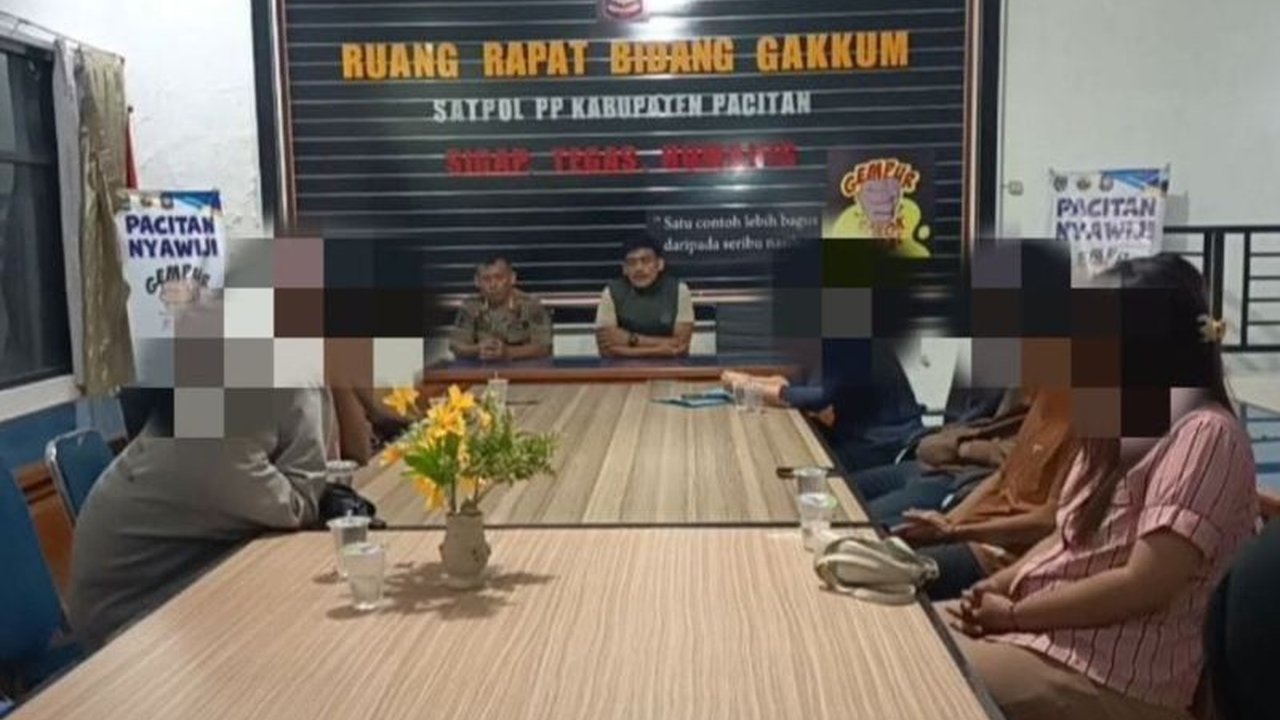 Satpol PP Pacitan, bersama TNI dan Polri, mengamankan tujuh pasangan non-muhrim dalam razia gabungan di sejumlah tempat kos dan penginapan di Pacitan, Jawa Timur.