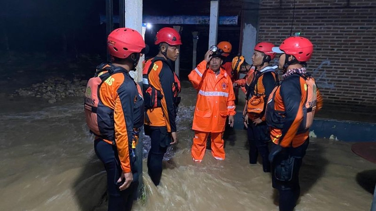 Banjir dan longsor menerjang Trenggalek, Jawa Timur, mengakibatkan 385 kepala keluarga terdampak; BPBD bersama TNI/Polri dan relawan bahu-membahu melakukan penanganan.