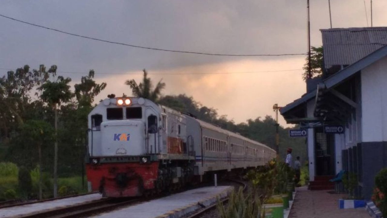 KA Pandanwangi menjadi primadona transportasi wisata di Jember-Banyuwangi dengan tarif terjangkau Rp8.000, melayani jutaan penumpang dan mendorong perekonomian lokal.